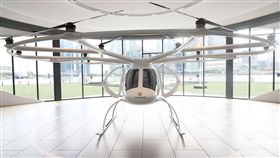 新加坡展出空中計程車德國企業Volocopter的空中計程車22日在新加坡濱海灣上空試飛，測試過程約3分鐘。圖為放置在展場的空中計程車。中央社記者黃自強新加坡攝  108年10月22日