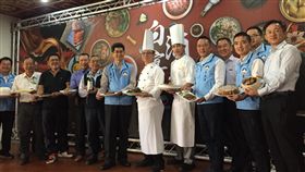 金門高粱酒結合在地食材　交織豐富盛宴金門酒廠22日舉辦白酒宴，由高雄漢來大飯店副總陳進萬（前左4）率領團隊研發8道主菜，金門縣副縣長黃怡凱（前左6）等人搶先品嚐。（飲酒過量有害健康，酒後請勿開車）中央社記者黃慧敏攝　108年10月22日