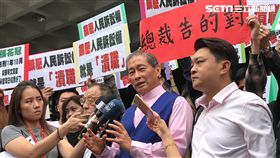 ▲「白狼」張安樂上午赴台北地檢署，被問到陳同佳，批政府不顧司法正義。（圖／記者楊佩琪攝）