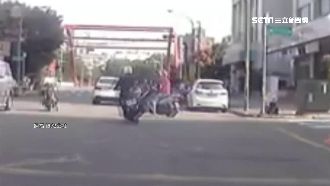 十字路口擦撞！騎士見狀…沒停直接跑