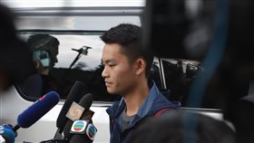 陳同佳出獄  稱願到台灣投案（1）涉嫌在台灣旅遊期間殺死女友的香港男子陳同佳23日上午9時出獄，他向現場媒體簡短談話向死者和家人道歉，並表示願意到台灣「自首」。中央社記者張謙香港攝  108年10月23日