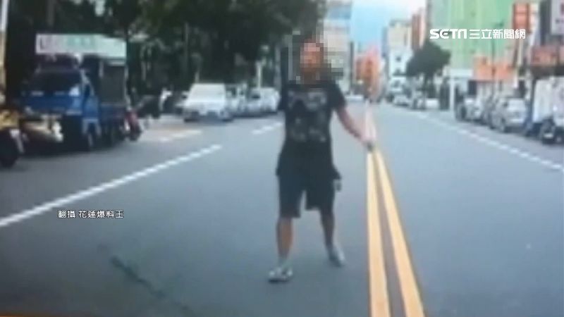 男子坐路中央擋道！見車站起狠瞪駕駛