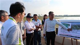 水利署長南下高雄　勘查滯洪池工程水利署長賴建信（右）22日南下高雄勘查典寶溪D區滯洪池建設工程，允諾協助解決並推進滯洪池建設工程。中央社記者王淑芬攝　108年10月22日