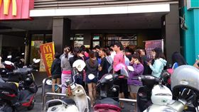 麥當勞人潮（讀者提供）