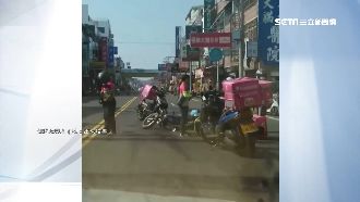 自家互撞？外送員車禍「粉紅軍占路」