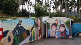 花蓮樂合國小彩繪工程  童趣畫面躍上牆（1）位於秀姑巒溪東側的樂合國小，是花蓮玉里鎮創校最早的學校，為迎接明年120週年校慶的到來，利用美感教育計畫的經費約新台幣30萬元進行校園彩繪工程，文化教學的成果經由彩繪躍上牆面。中央社記者李先鳳攝　108年10月23日