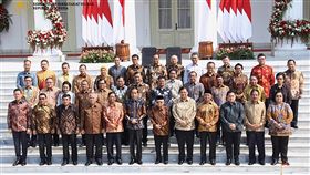 佐科威新內閣亮相印尼總統佐科威（前排左6）23日宣布新內閣，前獨裁時代退將普拉伯沃（第2排左6）擔任國防部長，獨角獸Go-Jek創辦人納迪姆（後排左1）擔任教育及文化部長。（印尼國務秘書處提供）中央社記者石秀娟雅加達傳真 108年10月23日