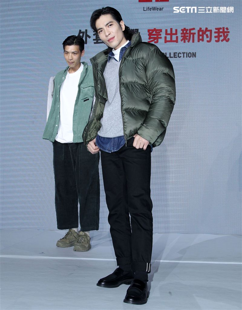 蕭敬騰代言品牌服飾貼心幫粉絲穿衣。（記者邱榮吉/攝影）