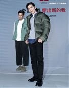 蕭敬騰代言品牌服飾貼心幫粉絲穿衣。（記者邱榮吉/攝影）