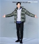 蕭敬騰代言品牌服飾貼心幫粉絲穿衣。（記者邱榮吉/攝影）