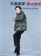 蕭敬騰代言品牌服飾貼心幫粉絲穿衣。（記者邱榮吉/攝影）