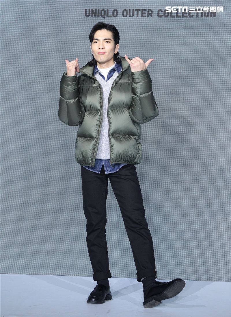 蕭敬騰代言品牌服飾貼心幫粉絲穿衣。（記者邱榮吉/攝影）