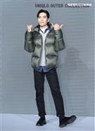 蕭敬騰代言品牌服飾貼心幫粉絲穿衣。（記者邱榮吉/攝影）