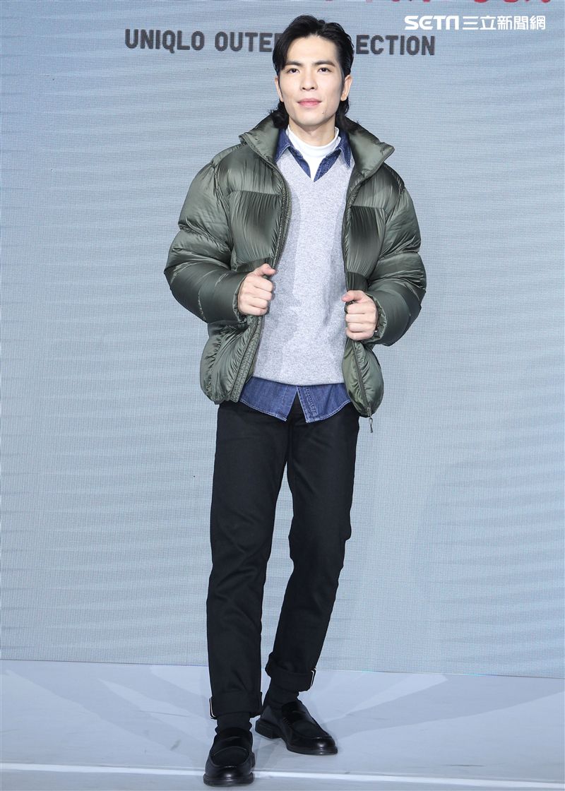 蕭敬騰代言品牌服飾貼心幫粉絲穿衣。（記者邱榮吉/攝影）