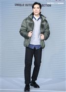 蕭敬騰代言品牌服飾貼心幫粉絲穿衣。（記者邱榮吉/攝影）