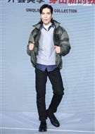 蕭敬騰代言品牌服飾貼心幫粉絲穿衣。（記者邱榮吉/攝影）