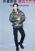 蕭敬騰代言品牌服飾貼心幫粉絲穿衣。（記者邱榮吉/攝影）