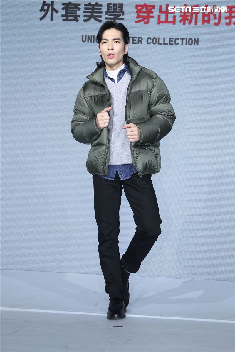 蕭敬騰代言品牌服飾貼心幫粉絲穿衣。（記者邱榮吉/攝影）