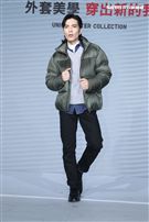 蕭敬騰代言品牌服飾貼心幫粉絲穿衣。（記者邱榮吉/攝影）