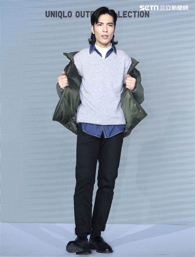 蕭敬騰代言品牌服飾貼心幫粉絲穿衣。（記者邱榮吉/攝影）