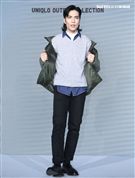蕭敬騰代言品牌服飾貼心幫粉絲穿衣。（記者邱榮吉/攝影）