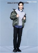 蕭敬騰代言品牌服飾貼心幫粉絲穿衣。（記者邱榮吉/攝影）