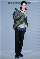 蕭敬騰代言品牌服飾貼心幫粉絲穿衣。（記者邱榮吉/攝影）