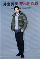 蕭敬騰代言品牌服飾貼心幫粉絲穿衣。（記者邱榮吉/攝影）