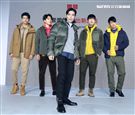 蕭敬騰代言品牌服飾貼心幫粉絲穿衣。（記者邱榮吉/攝影）