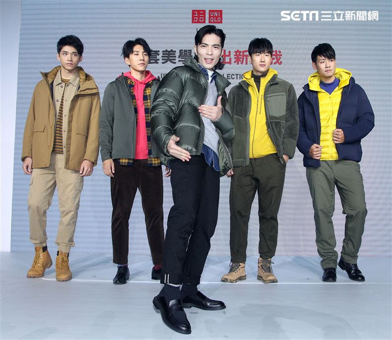 蕭敬騰代言品牌服飾貼心幫粉絲穿衣。（記者邱榮吉/攝影）