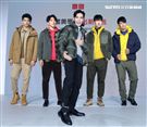 蕭敬騰代言品牌服飾貼心幫粉絲穿衣。（記者邱榮吉/攝影）