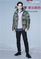 蕭敬騰代言品牌服飾貼心幫粉絲穿衣。（記者邱榮吉/攝影）