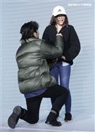 蕭敬騰代言品牌服飾貼心幫粉絲穿衣。（記者邱榮吉/攝影）