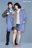 蕭敬騰代言品牌服飾貼心幫粉絲穿衣。（記者邱榮吉/攝影）
