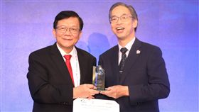 工研院勇奪亞太區產業成就獎第26屆智慧交通系統世界大會頒獎， 工研院以iRoadSafe車聯網技術串聯產業合作，勇奪「亞太區產業成就獎」，圖為工研院董事長李世光（左）上台領獎。中央社記者黃自強新加坡攝 108年10月23日
