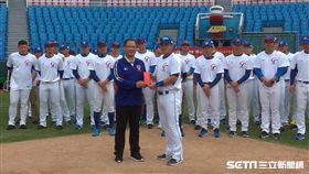 ▲中華職棒會長吳志揚（左）提供加菜金10萬元給國家隊集訓，隊長胡金龍代表。（圖／記者蕭保祥攝影）