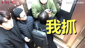 路人獨自飛撲通緝犯。（圖／동네놈들臉書授權）