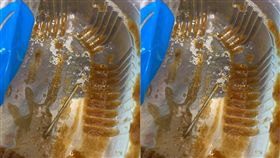 全家微波咖哩飯出包！　他吃消夜驚見「針狀鐵棒」　網：疑生產零件掉落(圖/批踢踢)