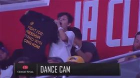 小球迷突然在「Dance Cam」挺港T恤。（圖／翻攝自推特）