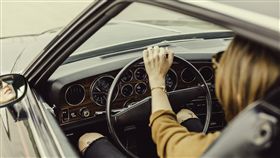 女生,開車,交通,台北,駕照(翻攝自Pixabay)
