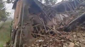 沒白養！夫妻被貓吵醒　驚見牆壁冒裂縫…逃出後房子秒垮（圖／翻攝自十九世紀報）