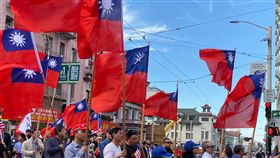 舊金山僑民慶雙十揮國旗遊行中國城舊金山中國城6日旗海飄揚，僑界繞城參加108年國慶遊行，並向當地觀光客及民眾展示台灣民主自由的成就。（舊金山經文處提供）中央社記者周世惠舊金山傳真  108年10月7日
