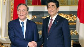 日本政府日前證實，一名40多歲日本男子9月遭中國當局拘留。日本首相安倍晉三（右）23日會晤中國國家副主席王岐山時，強烈要求中方積極回應。（共同社提供）