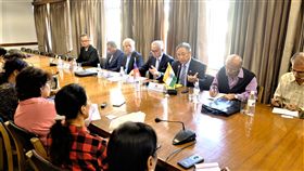 田中光向印度外交記者協會說明台印關係駐印度代表田中光（右3）23日應印度外交記者協會邀請，與印度外交記者交流，同時說明台印關係，也答覆記者的許多問題。中央社記者康世人新德里攝  108年10月23日