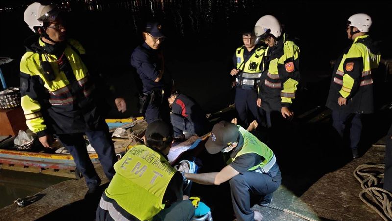 驚見女跳淡水河尋短　警急跳船搶救