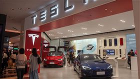 國內消費旺　第3季零售營收增（1）經濟部統計處23日表示，零售業第3季營收成長力道主要來自汽機車零售業及綜合商品零售業，包括改款新車與電動機車熱銷，還有新百貨商場開幕。整體而言，國人消費力道表現仍不錯，抵銷來台旅客減緩衝擊。中央社記者裴禛攝　108年10月23日