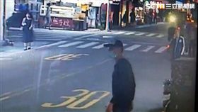鄭姓男子身穿黑衣在吳興街埋伏，持刀砍傷情侶檔後搭計程車離開現場（翻攝畫面）