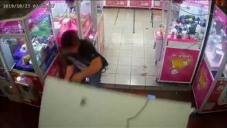 醉漢夾不到娃娃　竟使暗黑清台技