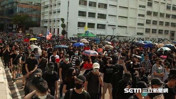 反送中追究警遭驅散　九龍入夜爆衝突