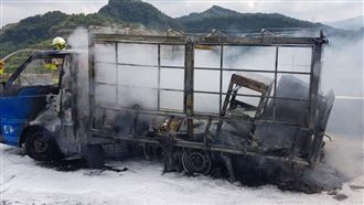 火燒車！國道3號小貨車自燃無人傷